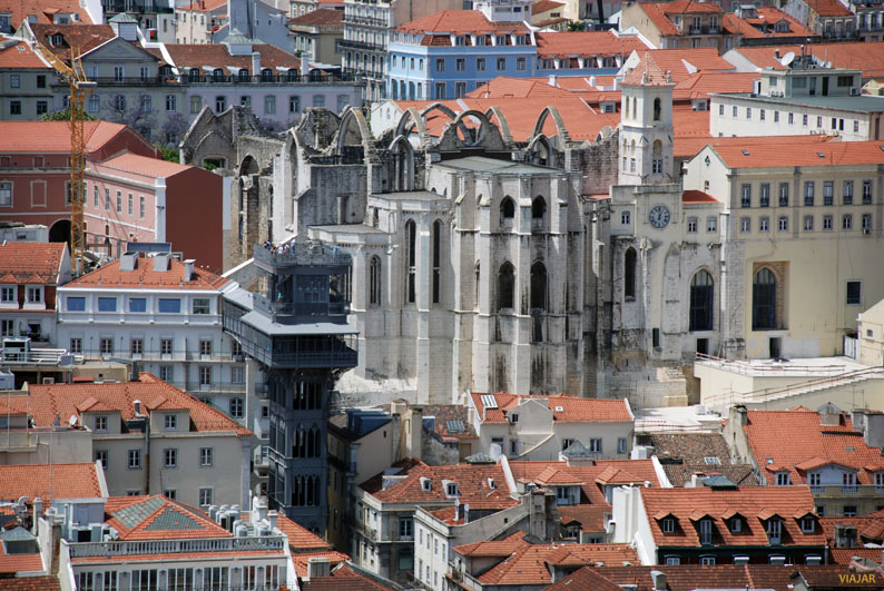 Elevador de Santa Justa y Convento do Carmo desde el Castillo de San Jorge. Lisboa