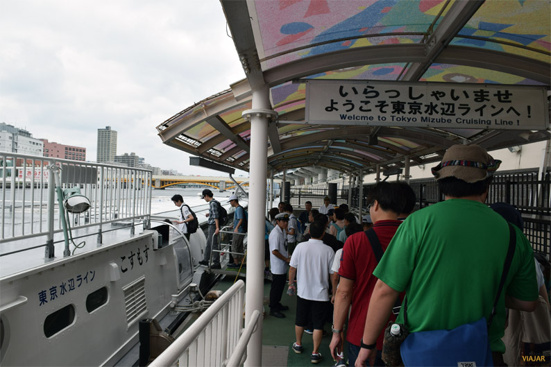 Embarcando en el autobús acuático. Río Sumida. Tokio