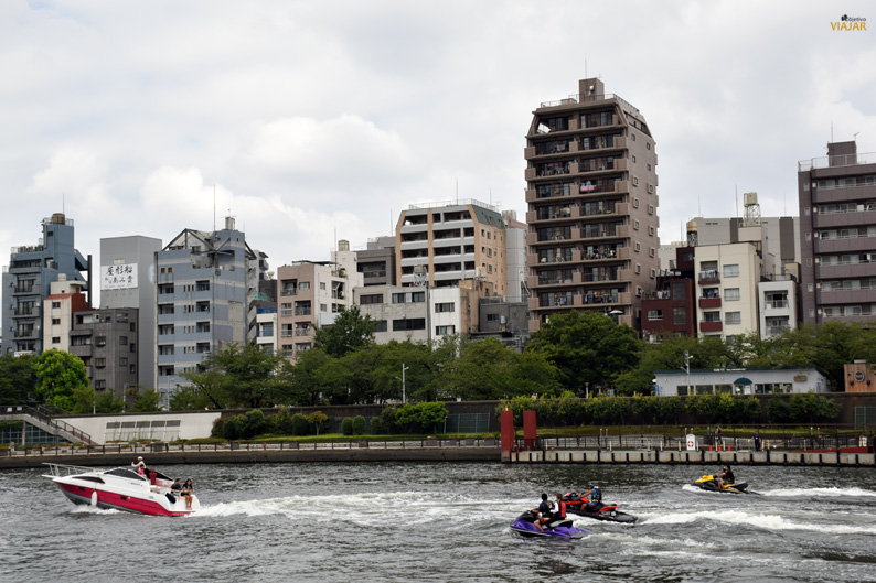 Motos acuáticas en el río Sumida, Tokio