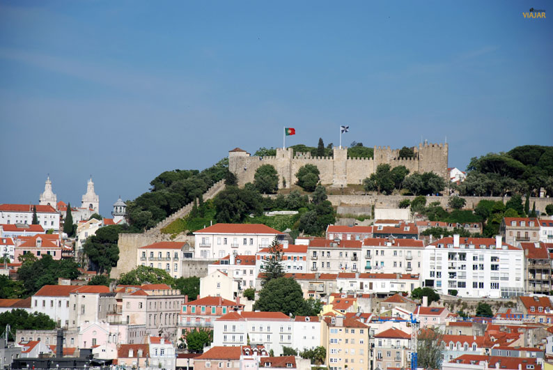 Vista del Castillo de San Jorge desde el mirador de San Pedro de Alcántara. Lisboa