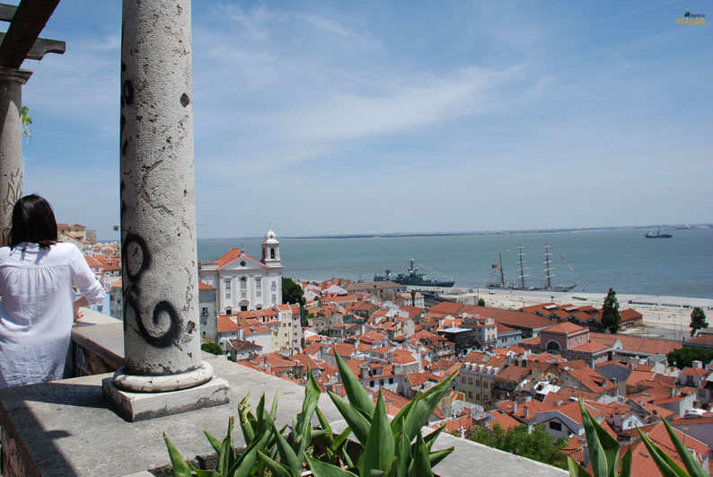 Vistas de Alfama desde el mirador de Santa Luzia. Lisboa