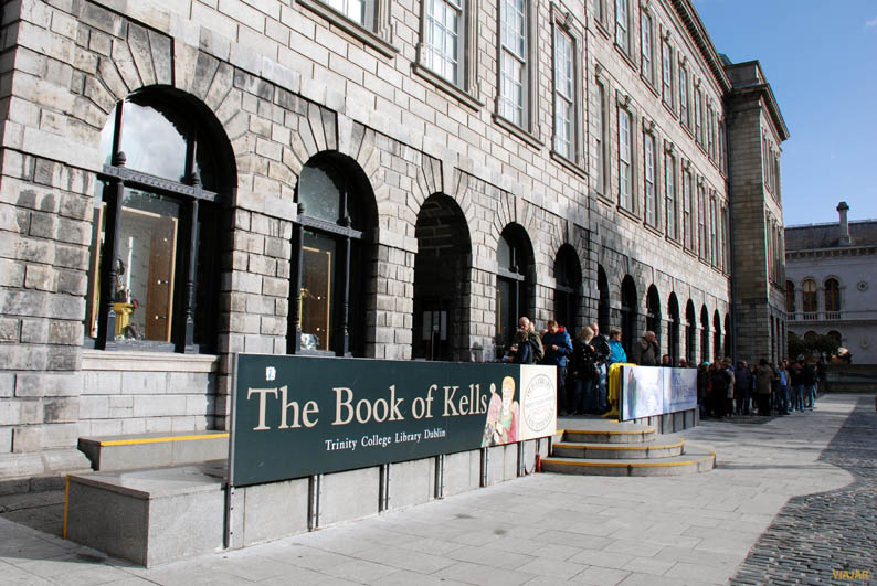 Exterior de la antigua biblioteca del Trinity College. Dublin