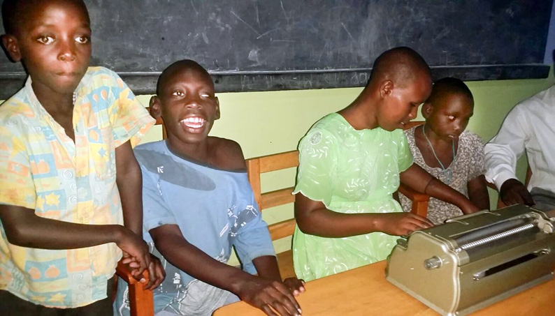 Maquina de braille en Uganda
