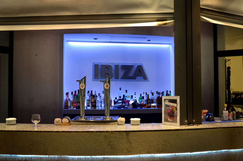 Bar Ibiza. Hotel ADH Isla Cristina. Foto Carlos Jordán Fotografía