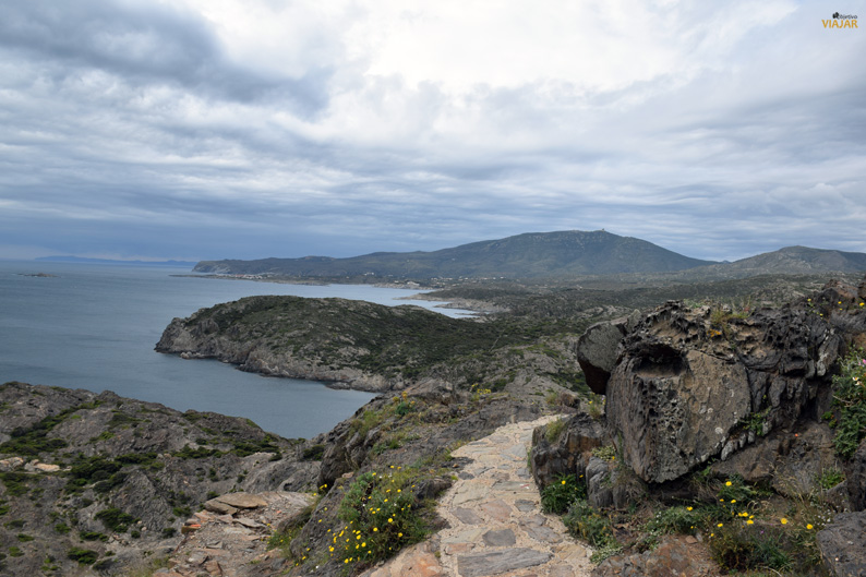 Parque Natural de Cap de Creus con la bahía de Cadaqués al fondo