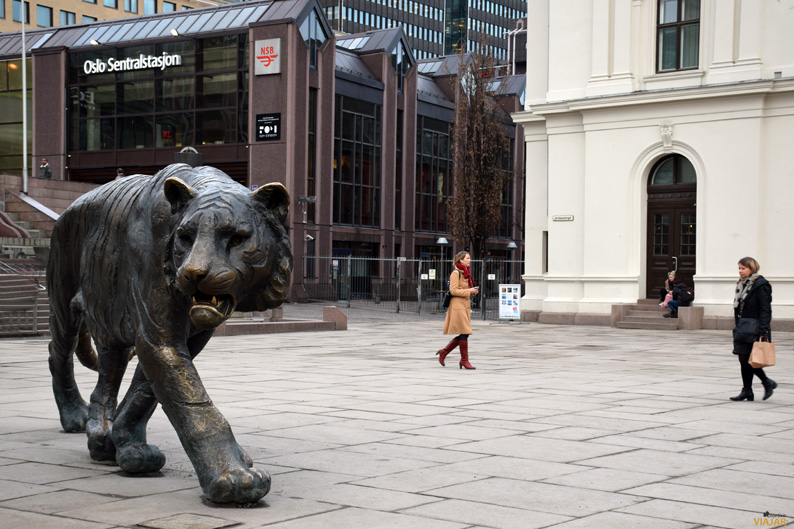 Tigre de bronce frente a la estación central de Oslo