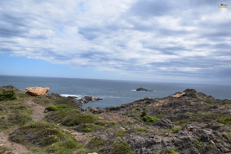 Vista de la isla de s'Encalladora desde la Punta del Cap de Creus