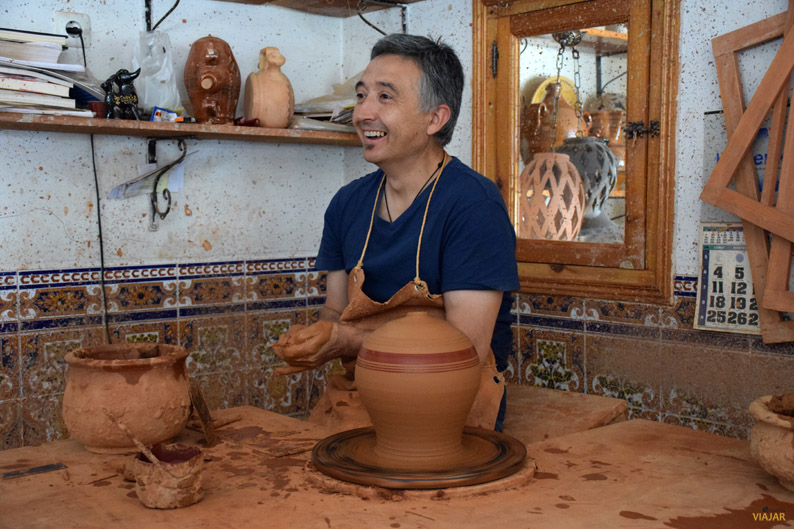 Jesús Parra en su taller de Priego. Provincia de Cuenca