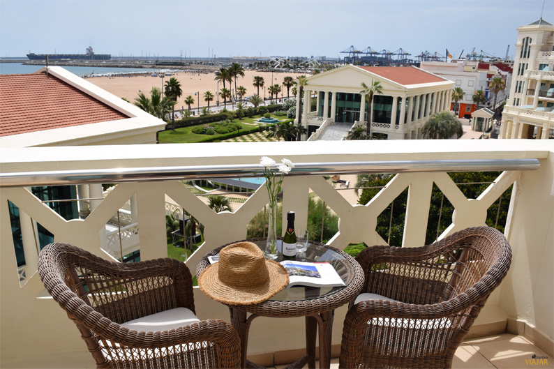 Terraza con vistas al mar de mi habitación deluxe en el Hotel Las Arenas Balneario Resort