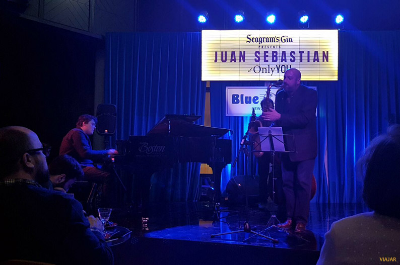 Juan Sebastián en el escenario del Blue Note. Seagram’s New York Hotel at Only YOU
