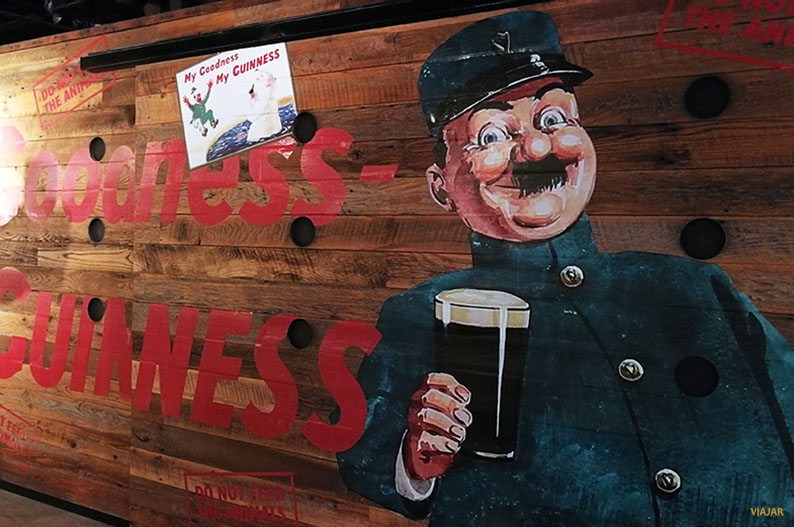 Coloridas obras de Gilroy. Guinness Storehouse de Dublin