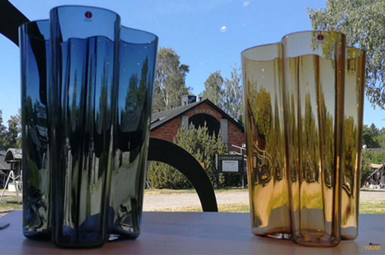 Jarras de Alvar Aalto con la fabrica de vidrio de Iittala al fondo. Region de los Mil Lagos