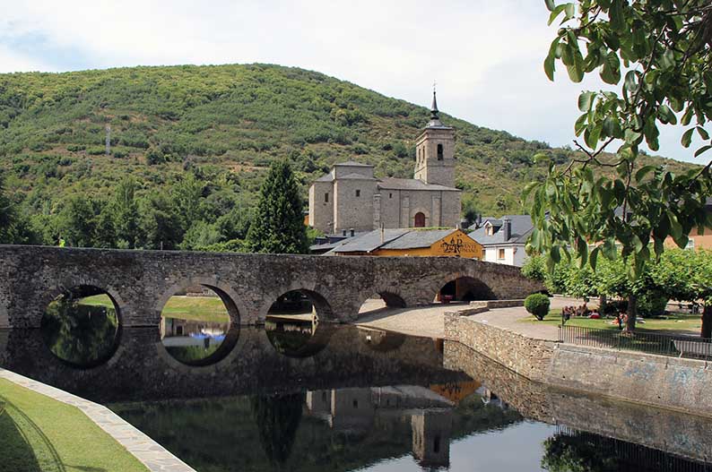 Puente de los Peregrinos e iglesia de San Nicolas de Bari. Molinaseca