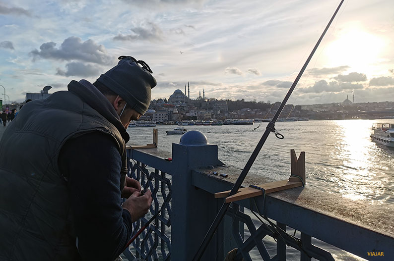 Pescador en el puente de Galata