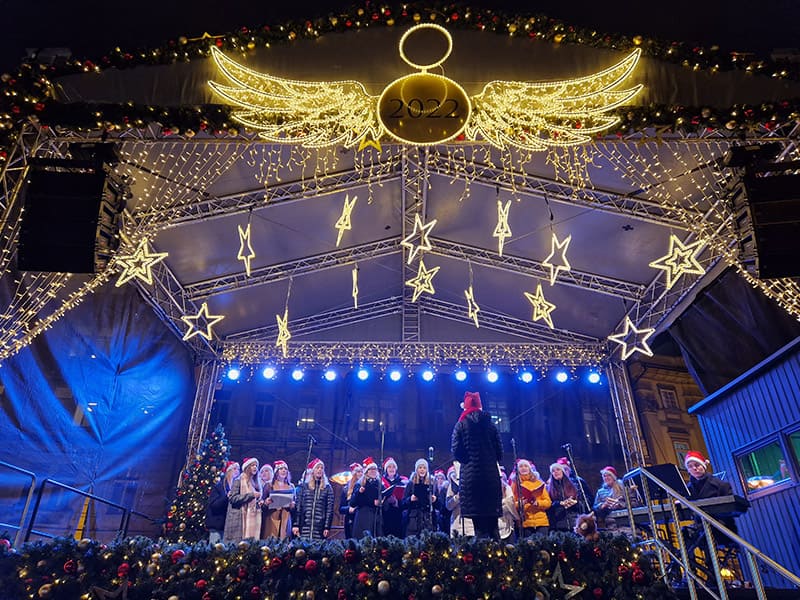 Coros infantiles en la plaza de la Ciudad Vieja. Praga en Navidad