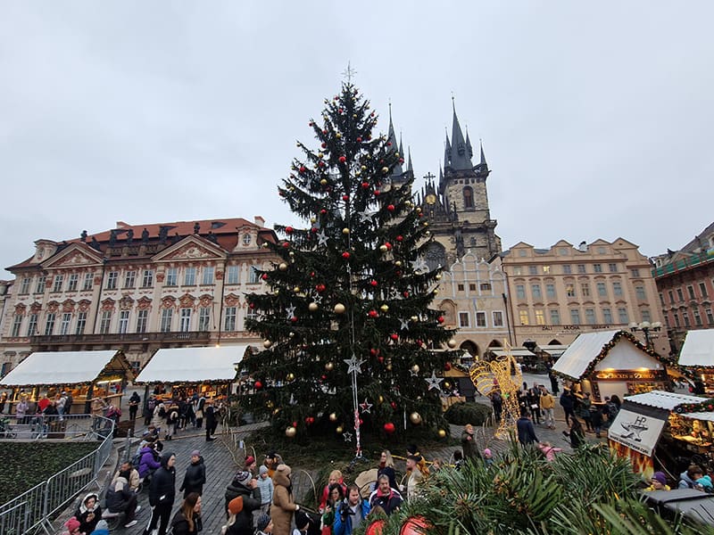 Mercadillo de la plaza de la Ciudad Vieja. Praga en Navidad